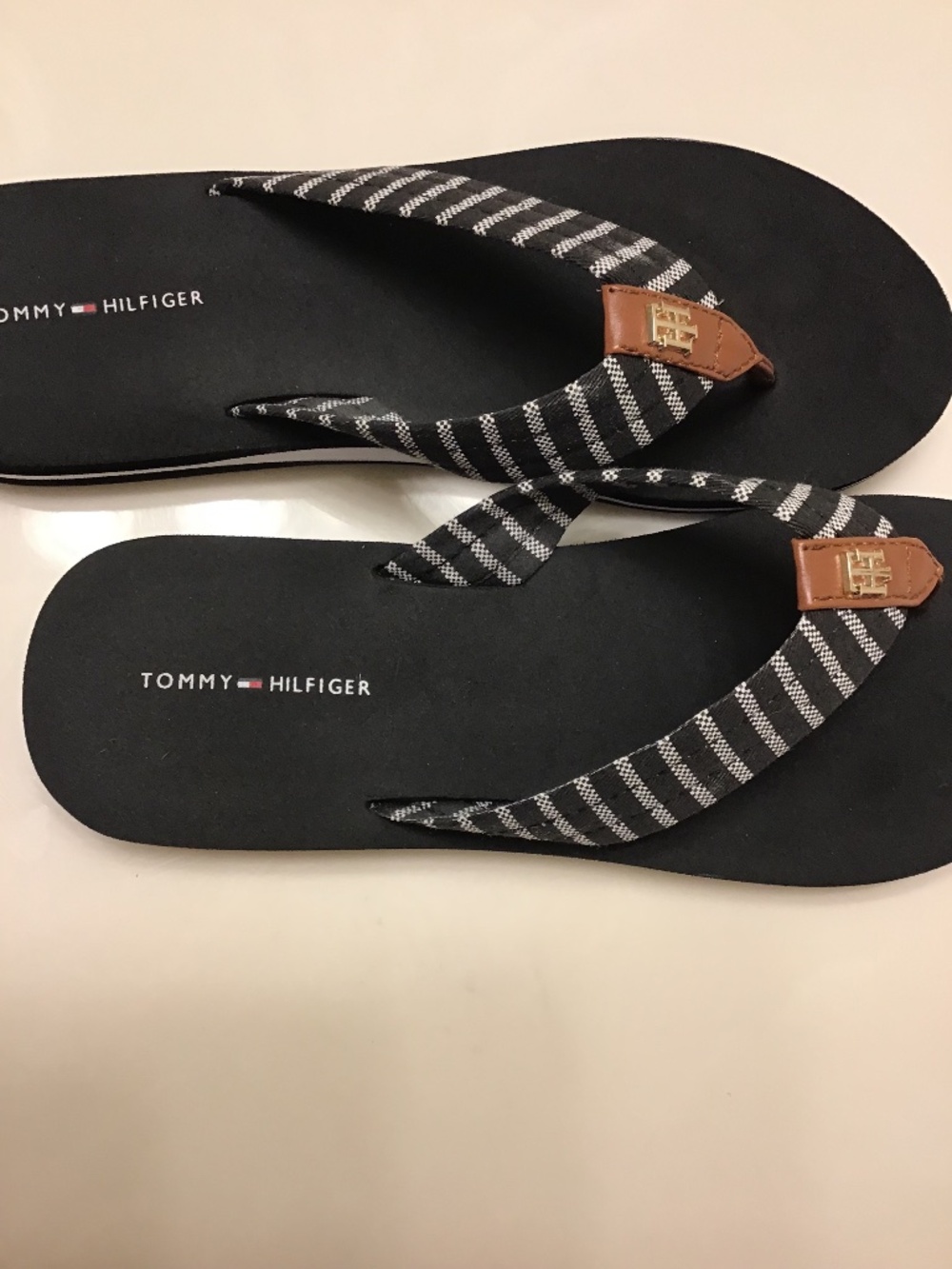 TOMMY HILFIGER BLACK/WHITE STRIPED THONG SANDALS WOMENS - Picture 3 of 9